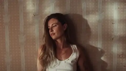 FLETCHER lança a confessional, "Boy". Escute com letra e tradução