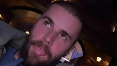 Justin Bieber responde à oração de sua mãe: "Única cura que preciso é para meu dedo mindinho"