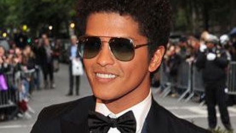 Bruno Mars canta "Runaway Baby" no baile de gala do Met 2012
