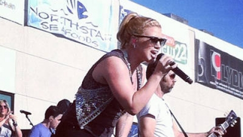 Kelly Clarkson faz cover de "We Are Young" da banda Fun.