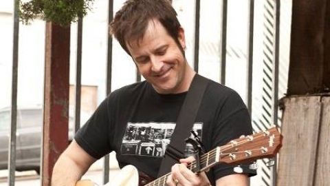 Morre vocalista do No Use For A Name, Tony Sly